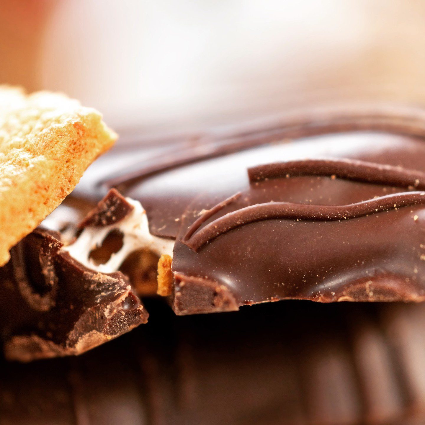 Recent photoshoot for @nutfreechocolatefactory of their Dark Chocolate S'more's Graham Cracker snacks.

and